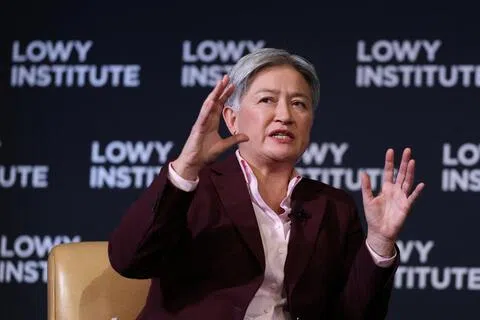 澳洲外长黄英贤8月14日在洛伊研究所一场活动上发表讲话后同与会者交流。黄英贤指示澳洲大学终止与中国机构合作，但没有说明具体原因。（路透社）