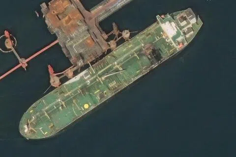 卫星图像显示，星期三（8月12日）在俄罗斯黑海港市新罗西斯克，一艘油轮遭乌克兰无人机和导弹袭击后受损。（路透社）