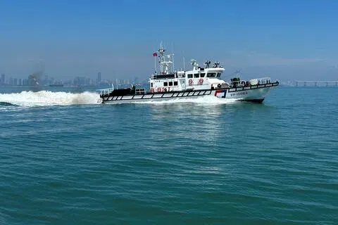 中美元首预计9月会晤前，美国海军一架P-8A“海神”巡逻机星期五（8月21日）在国际空域飞越台湾海峡。图为台湾海巡署一艘舰艇7月9日在金门群岛附近巡逻。（路透社档案照片）