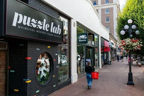 加拿大媒体Chek News报道，位于加拿大维多利亚市的木质拼图品牌店Puzzle Lab（左）提议与美国客户分摊关税成本。（彭博社）