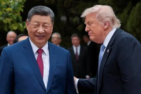中国国家主席习近平（左）于北京时间9月23日下午启程访美，展开三天国事访问。图为美国总统特朗普今年5月15日在中国北京中南海结束访问离开时，与习近平交谈。（路透社档案照片）
