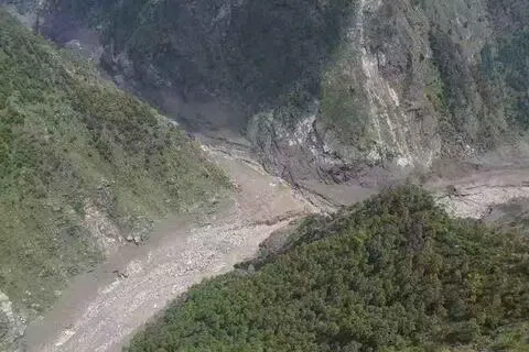 西藏日喀则市吉隆县发生泥石流灾害，目前已造成三人遇难，265人失联。（新华社）