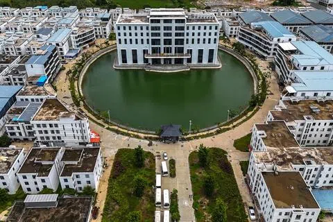 柬埔寨称，经过为期一年的打击行动，已铲除大型诈骗园区。图为当局日前带记者参观柬越边境附近波萝勉省一处被称为“万胜商业城”的诈骗园区。（路透社）