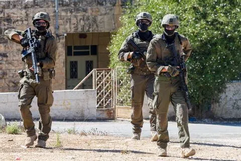 9月20日，以色列士兵在以占领的拉姆安拉城一所医院外执行突击任务。（路透社）