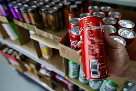 根据《可持续资源法令》，受管制饮料没有押金标签和条形码属违法，任何人未经授权提供不达标饮料，罪成可判最长三个月监禁、罚款最高1万元，或两者兼施。图为一家迷你超市货架上，没有1角押金标签的罐装饮料。（龙国雄摄）