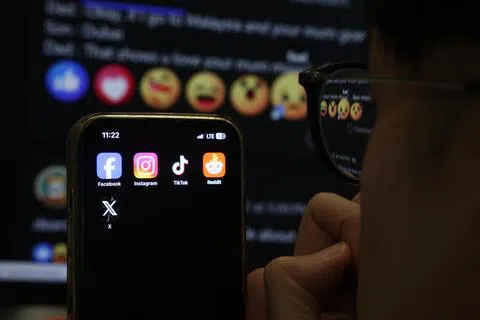 专家与家长支持加强对年轻社媒用户的保护，并指出青少年更容易受到算法影响，不能把沉迷问题单纯归咎于缺乏自控力，平台也须承担保护责任。（何家俊摄）