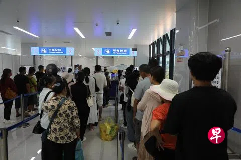中国将从9月15日起，实施新的《国务院关于出境入境管理的规定》。图为位于中缅边境的云南清水河出入境边防检查站。（中新社）