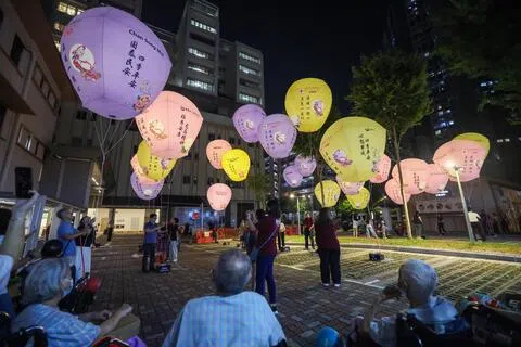 32盏孔明灯由广惠肇留医院捐赠者赞助，浓浓的善意为中秋晚会增添温情。（白艳琳摄）