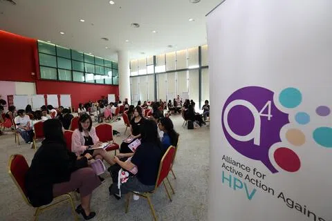学生们参与分组讨论，敞开心扉倾诉女性在日常生活中面临的困境与挑战，借此互相鼓励并建立自信。（邝启聪摄）