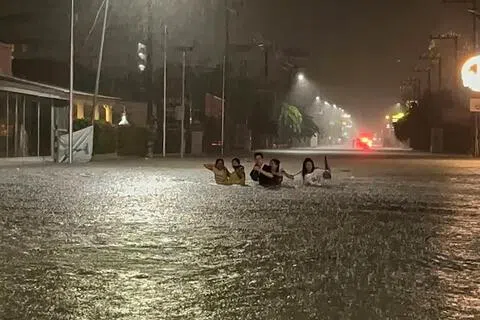 持续暴雨导致泰国芭堤雅星期四（9月24日）凌晨发生严重水灾，多处地区积水，水深超过1米，小型车辆无法通行，交通一度陷入瘫痪。（取自脸书）