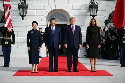中国国家主席习近平（左二）与夫人彭丽媛（左一）当地时间星期四（9月24日）上午10时零5分乘坐车抵达白宫，美国总统特朗普（右二）与第一夫人梅拉尼娅（右一）在白宫南门廊迎接。这是习近平时隔逾11年再度到访白宫。（法新社）