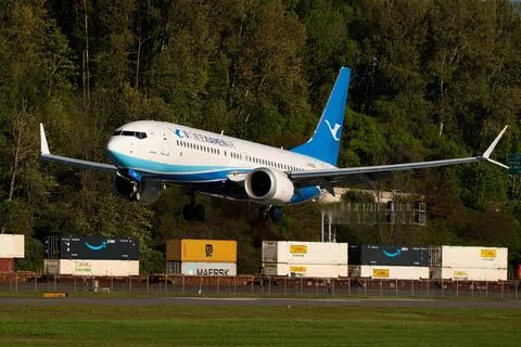 2025年4月22日，一架被中国航司退货的波音737 MAX 8客机降落在飞机制造商的基地。（路透社档案照片）