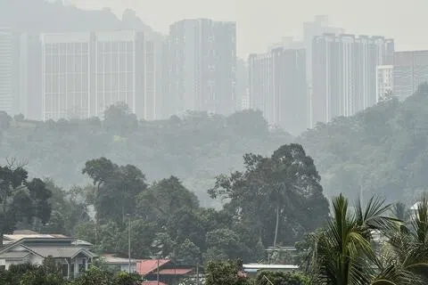 截至星期六（10月10日）晚上7时，马国有28个地区的空气污染指数处于不健康水平。图为吉隆坡星期五（9日）被烟霾笼罩。（法新社）