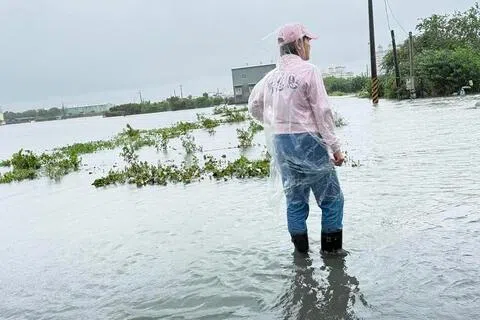 台湾高雄市星期天（8月23日）豪雨成灾，多处路段及区域出现积淹水，高雄仁武、楠梓，鸟松等区积水成灾，凤山、苓雅、新兴、大寮等地累积雨量也都突破220毫米。（香港中通社）
