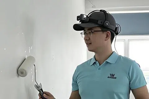 广州的数据采集员黄健采集刷墙的动作。（受访者提供）