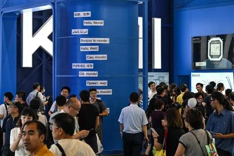 今年7月18日，中国上海举行世界人工智能大会（WAIC）期间，人们纷纷参观月之暗面展台，了解其最新的Kimi K3模型。（法新社）