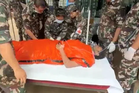 9月4日的一段视频截图显示，在尼泊尔拉苏瓦地区，搜救队在特里苏里-3A水电站隧道内救出一名工人。