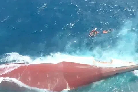 印度尼西亚一艘载有243人的客轮在爪哇海遭强风巨浪袭击倾覆，造成至少六人遇难，当局在恶劣天气下继续搜救129名失踪者。（路透社）