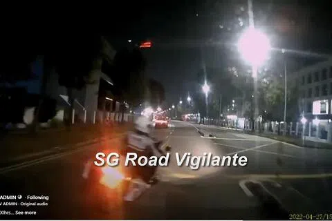 一名交警电单车突从镜头左边切入后右转，所幸行车记录仪汽车及时刹车，才不至于酿成意外。（SGRV ADMIN视频截图）