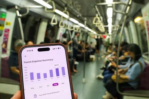 乘客可通过SimplyGo应用查询每月的车资开销，若持续高于公交月票价格，应考虑购买月票，以更好地控制交通开销。（林明顺摄）