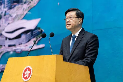 香港首任特首董建华星期二（9月8日）晚逝世，香港现任特首李家超星期三（9日）在脸书发文，董建华毕生为香港所作的巨大贡献，“将永存我们心中”。图为李家超6月9日出席行政会议前见记者。（香港中通社）