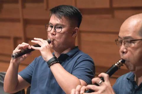 胡松森（左）与唢呐启蒙教师张楚和今年6月在新加坡艺术学院音乐厅彩排时合影，当时两人都吹奏管子。（受访者提供）