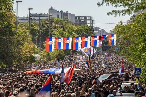 9月7日，塞尔维亚人在贝尔格莱德的托普齐德尔公墓，参加具有争议的前领导人姆拉迪奇的葬礼。（路透社）