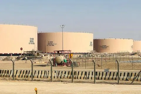 沙特阿美石油公司位于利雅得哈立德国王国际机场附近的燃料库储油罐。（法新社）