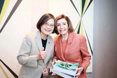 台湾前总统蔡英文星期三（10月7日）上午在脸书发文称，她在旧金山与美国国会众议院前议长佩洛西会面，并形容对方为老朋友。这也是蔡英文2024年卸任总统后首次访美。（蔡英文脸书）