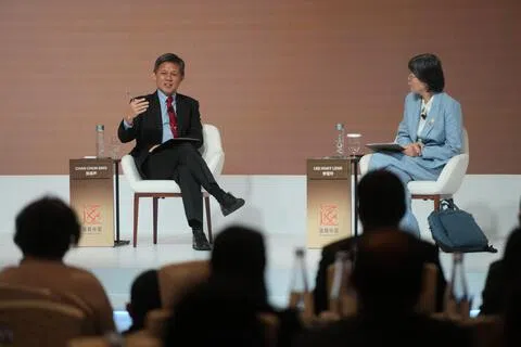 公共服务统筹部长兼国防部长陈振声（左）在慧眼中国环球论坛闭幕炉边对话上，与主持人、新报业媒体华文媒体集团社长李慧玲讨论了小国在大国博弈中的应对策略、人工智能时代的教育、亚细安的融合、新移民融入，以及中国接下来10年的发展等议题。（谢智扬摄）