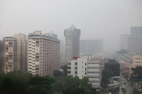 截至星期四中午，西部地区的24小时PSI达212点的非常不健康水平；中部PSI也回升至194点，东部170点、南部163点、北部128点，都处于不健康水平。（蔡家增摄）