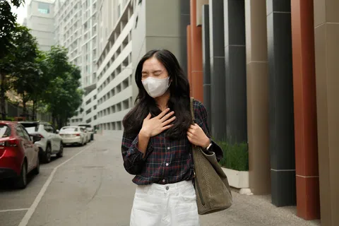 研究人员说，环境污染可被纳入自杀预防策略考量，自杀预防也应被视为公共卫生问题。（示意图/iStock）