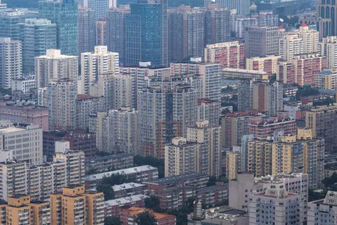 中国官方最新数据显示，8月份新建住宅价格延续跌势。图为北京的住宅和商业建筑。（路透社）
