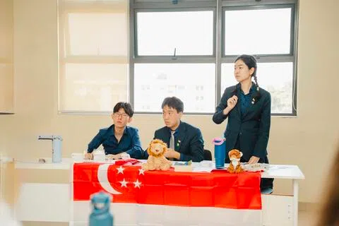 新加坡辩论队在今年的世界学校辩论锦标赛再创佳绩，郑睿昀（右起）、姚忻成、张笑羽在“澳大拉西亚最佳辩手”奖项中跻身前10，分别排名第一、第五和第三。（新加坡辩论队提供）