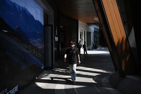 《建议书》称，供需持续性失衡导致的“内卷循环”是中国经济结构性失衡的重中之重。图为9月6日，一名男子在北京一家商场内行走。（法新社）