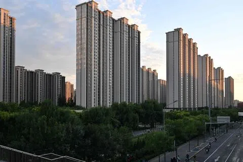 中国官方公布一系列措施，改革商品住房销售和融资制度，推动开发商销售已竣工的现房，逐步改变被认为加剧房地产危机的预售模式。图为位于北京的楼房。（法新社）