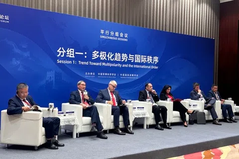 香港中文大学（深圳）公共政策学院院长郑永年（左二），星期三（9月16日）在香山论坛上指出，稳定是当今世界最稀缺的资源。（杨丹旭摄）
