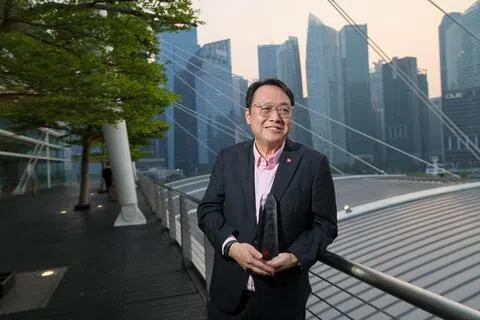 华侨银行获颁最佳罪案防范奖，集团反欺诈主管蔡武朴代表集团上台领奖。（张俊杰摄）