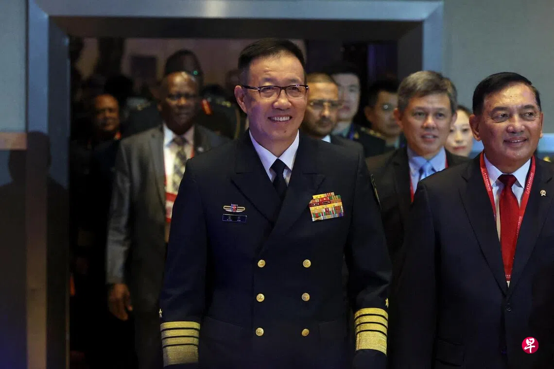 中国国防部长董军（前排左）星期三（9月16日）与印尼防长夏弗里（前排右）一起步入北京香山论坛会场。走在两人身后的是新加坡防长陈振声（系蓝色领带）。（路透社）