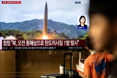 韩国电视台新闻周六播放朝鲜发射导弹的画面。朝鲜周六清晨向东部海域发射一枚弹道导弹，使韩朝对峙局势进一步发酵。（法新社）