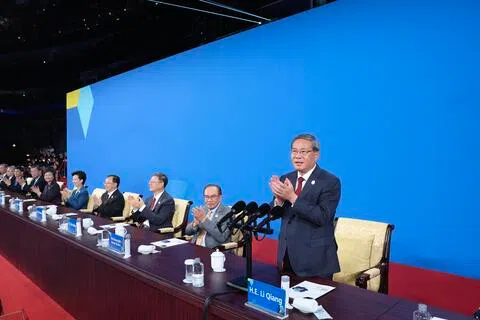 中国国务院总理李强（右一）星期二（9月22日）晚出席第48届世界技能大赛开幕式并宣布开幕。（新华社）