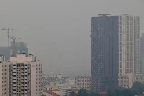 环境局提醒，烟霾对健康的影响因个人健康状况、PSI水平及户外活动强度而异。（邬福梁摄）
