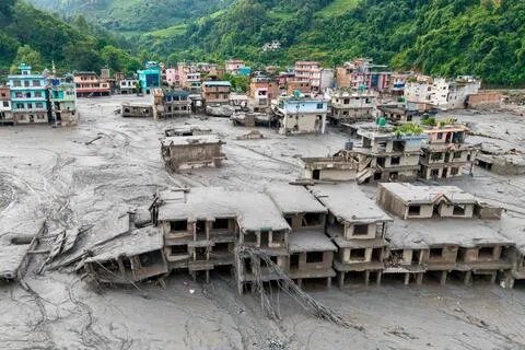 尼泊尔中国西藏泥石流：逾360人遇难逾1400人失联 堰塞湖溃泄风险高