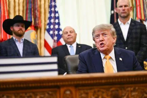 美国总统特朗普周五在白宫签署行政令推出一系列协助牧牛业者的政策。面对记者询及美联储是否应当升息以稳定债券市场对美债的信心，他重申联储应该降息而不是升息。（法新社）