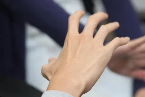当局近日侦破六起非礼案件，其中一名29岁男子涉嫌于2026年5月7日，在海湾道（Bayfront Avenue）非礼两名分别18岁和22岁的女子。（示意图）