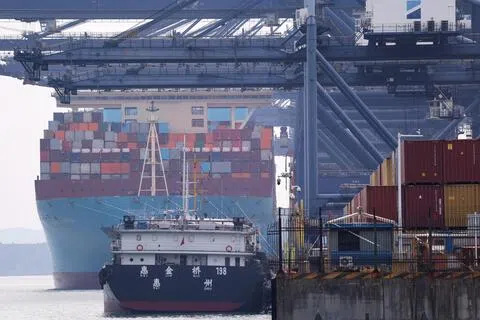 美国据报正考虑以中国制造业产能过剩为由，对中国商品加征7.5%的关税。图为2025年10月30日，一艘装载集装箱的货轮停靠在中国广东省深圳盐田港码头。（路透社档案照片）