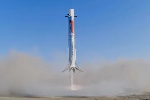 朱雀三号遥二运载火箭星期三（8月19日）在东风商业航天创新试验区发射升空，火箭一子级按预定程序成功完成陆地回收。（新华社）