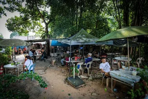 记者上午10时许到场时，已经有许多食客在食堂用餐。（张俊杰摄）
