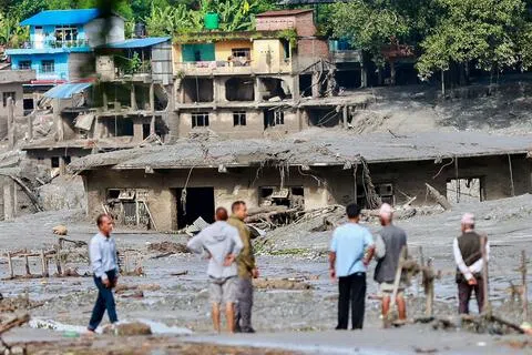 尼泊尔与中国西藏交界的喜马拉雅山脉地区星期三（8月26日）发生大规模山体崩塌，引发严重泥石流洪灾，造成多人失踪。（法新社）