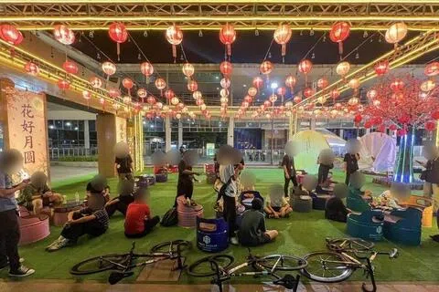 警方和陆交局9月9日到武吉班让山乐坊一带展开行动，最终27人接受检查，当中13人因涉不同罪行被调查。（新加坡警察部队提供）